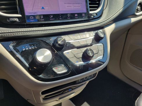 Used 2024 Chrysler Pacifica Touring-L w/ Uconnect Theater Family Group FWD image 18