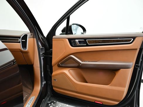 Used 2023 Porsche Cayenne Platinum Edition image 47