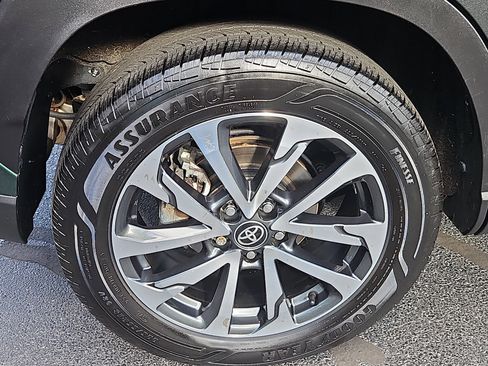 Used 2023 Toyota Corolla Cross XLE image 27