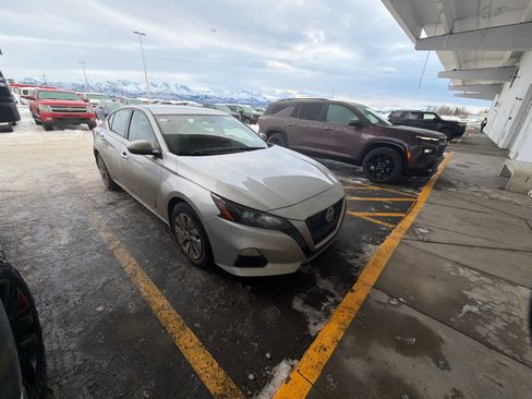 Used 2022 Nissan Altima 2.5 S w/ Driver Assist Package image 2