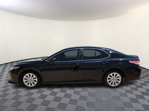 Used 2018 Toyota Camry LE FWD image 2