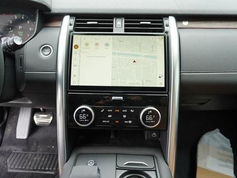 New 2024 Land Rover Discovery Dynamic SE image 12