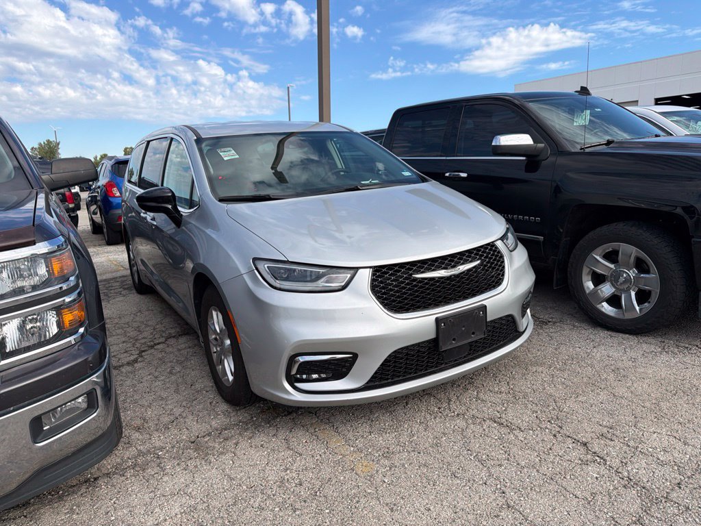 Used 2024 Chrysler Pacifica Touring-L FWD image 1