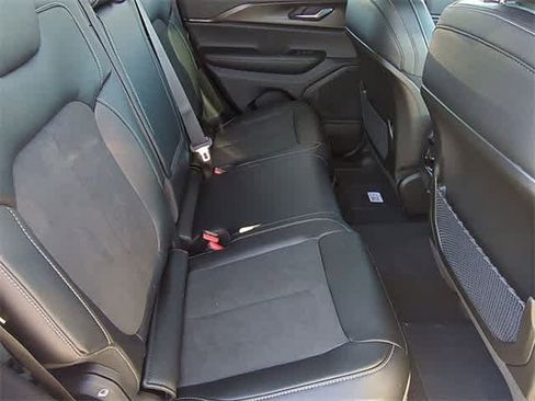 New 2025 Jeep Grand Cherokee Altitude image 21