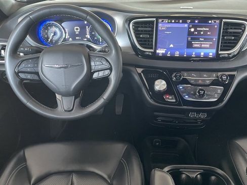 Used 2023 Chrysler Pacifica Touring-L w/ Uconnect Theater Family Group image 15