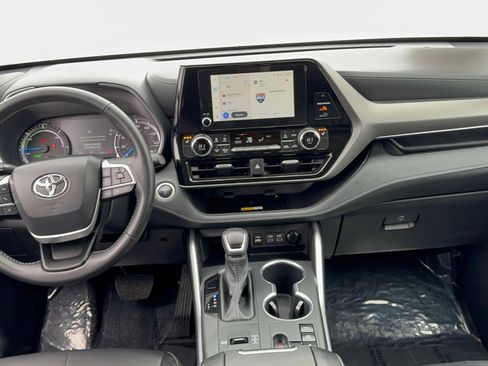 Certified 2025 Toyota Highlander XLE image 12