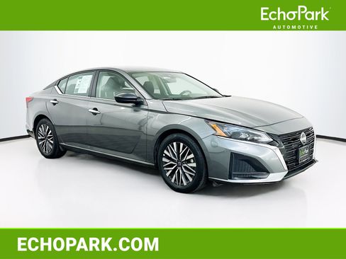 Used 2025 Nissan Altima 2.5 SV FWD image 1