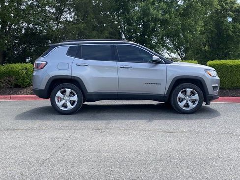 Used 2018 Jeep Compass Latitude w/ Popular Equipment Group AWD/4WD image 3
