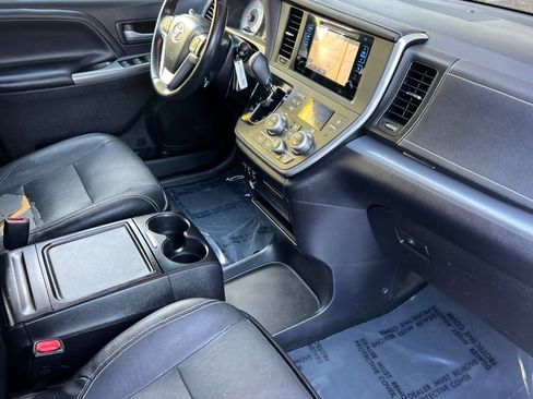 Used 2015 Toyota Sienna SE w/ SE Preferred Package FWD image 18