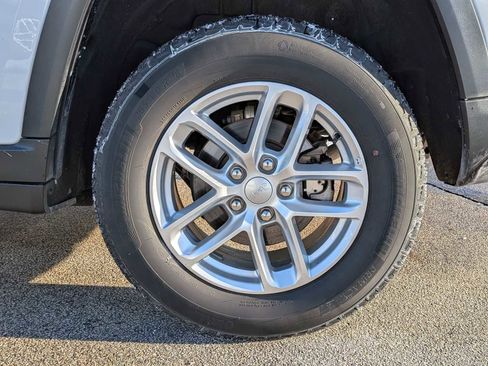 Used 2024 Jeep Grand Cherokee Laredo X image 13