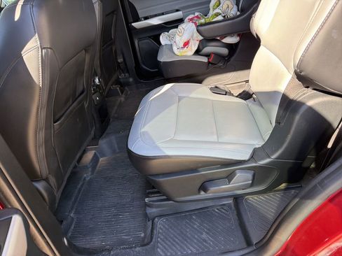 Used 2021 Ford Explorer XLT w/ Equipment Group 202A image 7