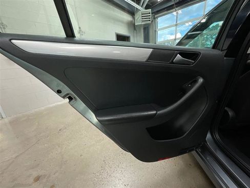 Used 2017 Volkswagen Jetta S image 17