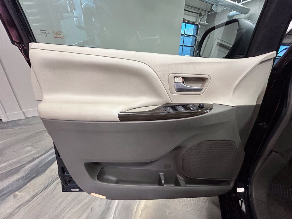 Used 2017 Toyota Sienna XLE FWD image 54