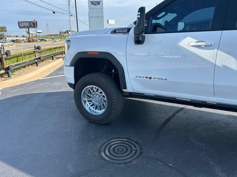 Used 2022 GMC Sierra 2500 AT4 w/ AT4 Preferred Package AWD/4WD image 9