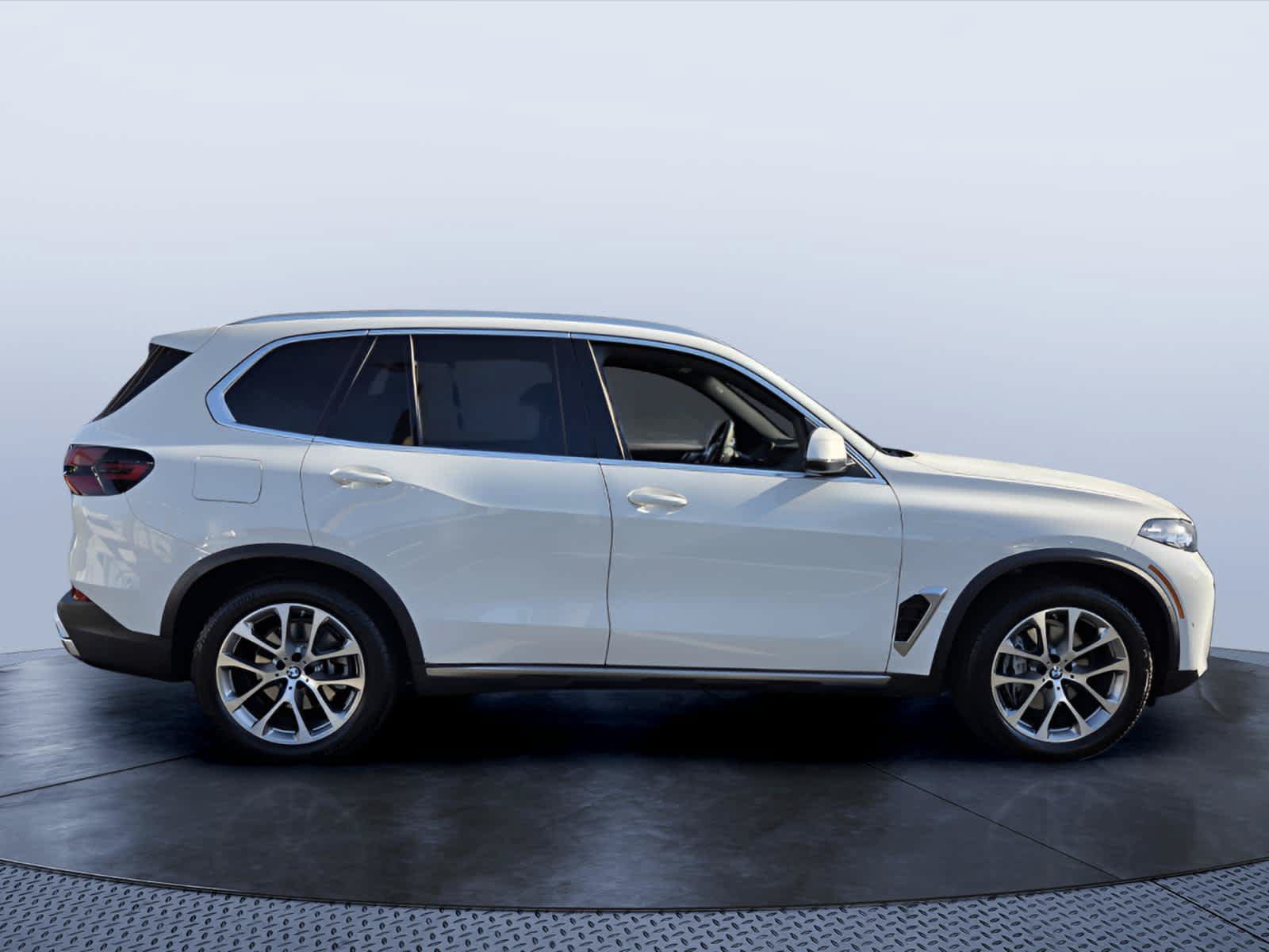 Used 2026 BMW X5 xDrive40i w/ Parking Assistance Package AWD/4WD image 2