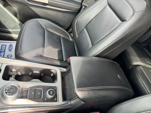 Used 2023 Ford Explorer XLT AWD/4WD image 9