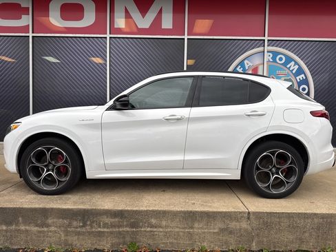Used 2022 Alfa Romeo Stelvio Veloce image 11