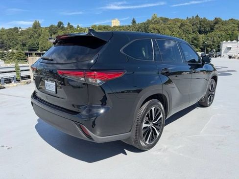 Used 2020 Toyota Highlander LE AWD/4WD image 3