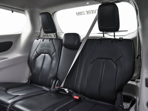 Used 2023 Chrysler Pacifica Touring-L image 13