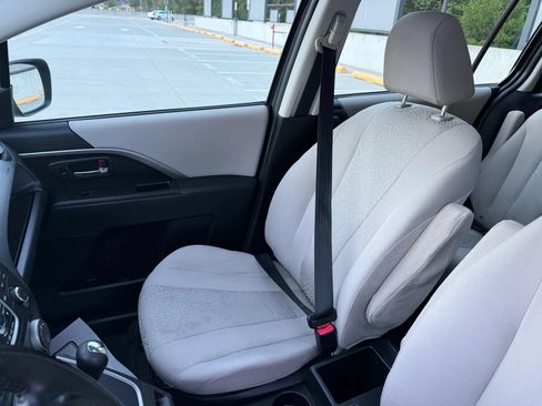 Used 2012 MAZDA MAZDA5 Touring w/ Moonroof & Audio Pkg FWD image 22