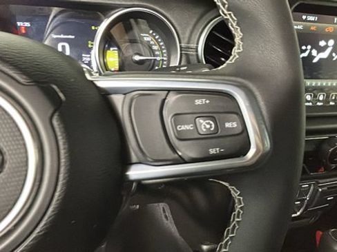 Used 2023 Jeep Wrangler Unlimited Sahara AWD/4WD image 15