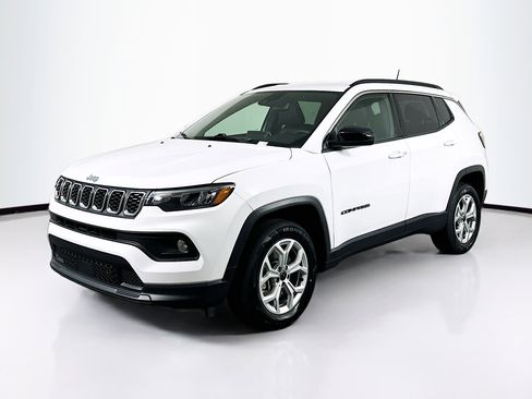 Used 2025 Jeep Compass Latitude image 3