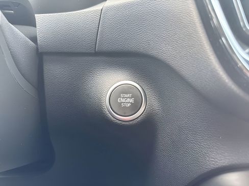 Used 2025 Volvo XC40 B5 Core AWD/4WD image 23