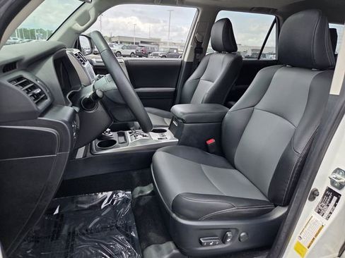 Used 2022 Toyota 4Runner SR5 Premium w/ Moonroof Package AWD/4WD image 9