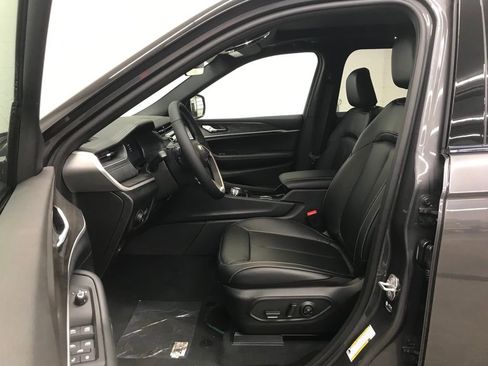 New 2025 Jeep Grand Cherokee Limited image 12