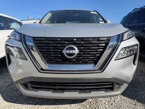 Used 2023 Nissan Rogue SV image 3