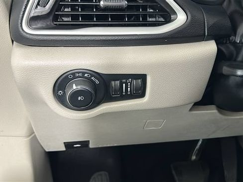 Used 2023 Chrysler Pacifica Touring-L FWD image 19