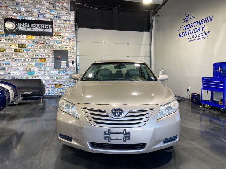 Used 2009 Toyota Camry LE FWD image 2