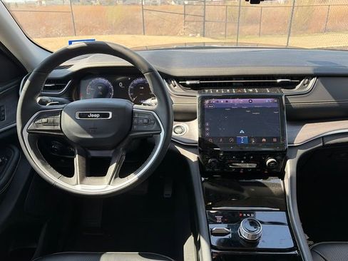 Used 2023 Jeep Grand Cherokee Limited w/ Luxury Tech Group II image 9