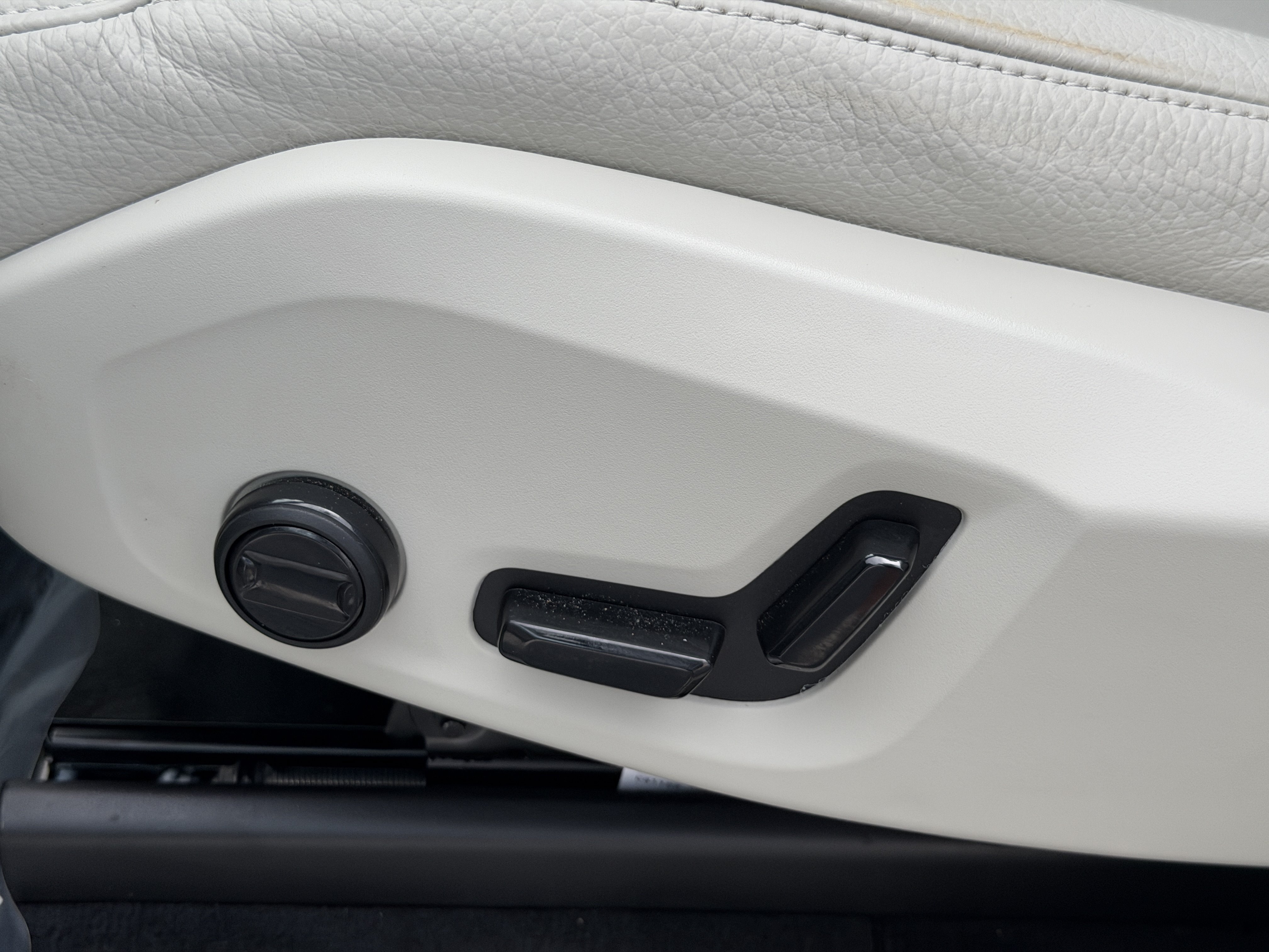 Certified 2025 Volvo XC90 B5 Plus w/ Protection Package Premier AWD/4WD image 19