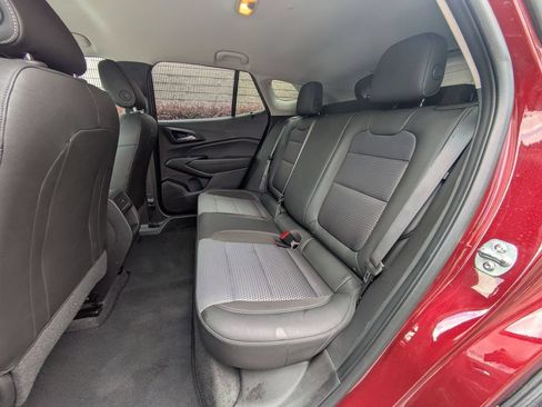 Used 2025 Chevrolet Trax LT w/ LT Convenience Package FWD image 26