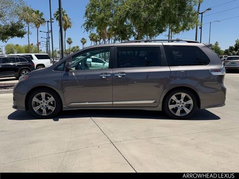 Used 2013 Toyota Sienna SE FWD image 5