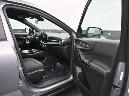 Used 2025 Chevrolet Equinox LT FWD image 11
