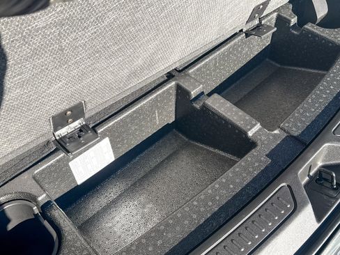 Used 2021 GMC Acadia SLT w/ Elevation Edition image 15