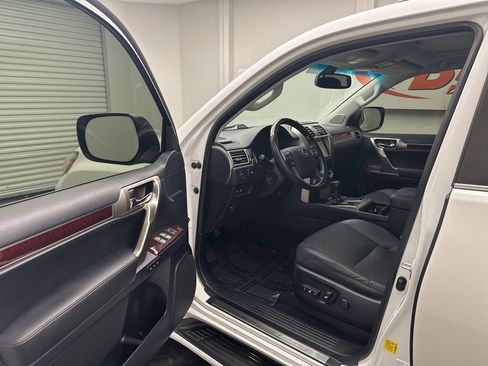 Used 2019 Lexus GX 460 image 4