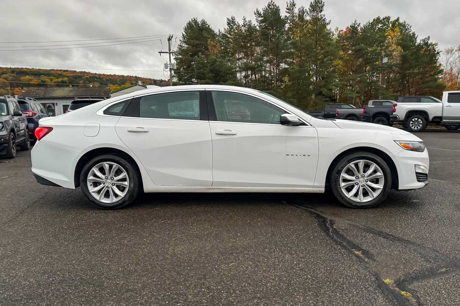 Used 2020 Chevrolet Malibu LT FWD image 2