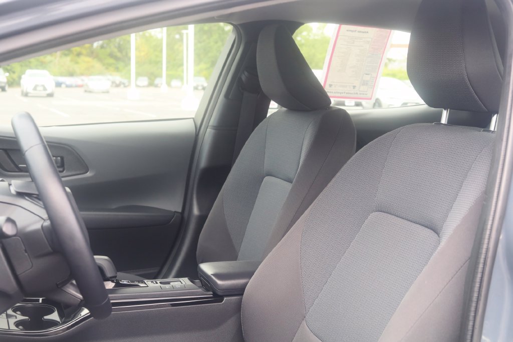 Used 2025 Toyota Prius LE FWD image 6