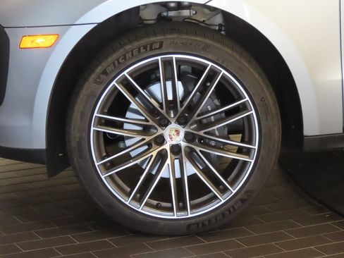 Certified 2026 Porsche Macan AWD/4WD image 11