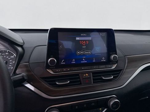 Used 2024 Nissan Altima 2.5 SV FWD image 12