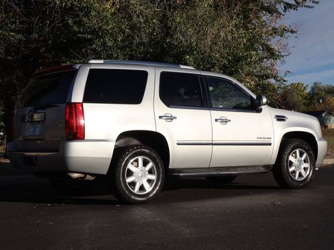 Used 2011 Cadillac Escalade AWD image 5