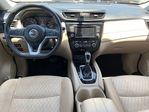 Used 2018 Nissan Rogue SV w/ Premium Package FWD image 4