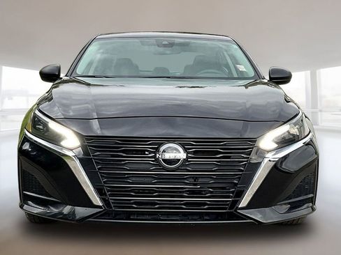 Used 2024 Nissan Altima 2.5 SV FWD image 2