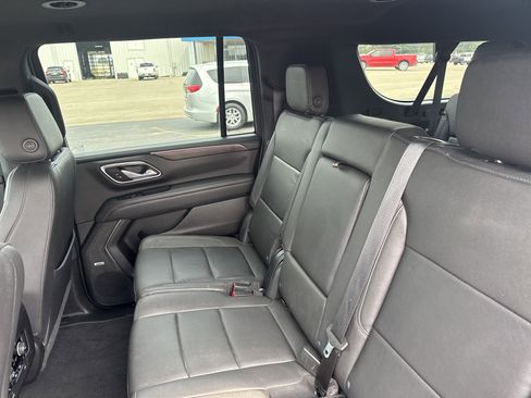 Used 2022 Chevrolet Suburban LT w/ Luxury Package image 12