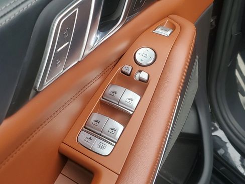 Used 2022 BMW X7 M50i image 6