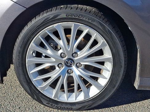 Certified 2019 Toyota Camry XLE image 11