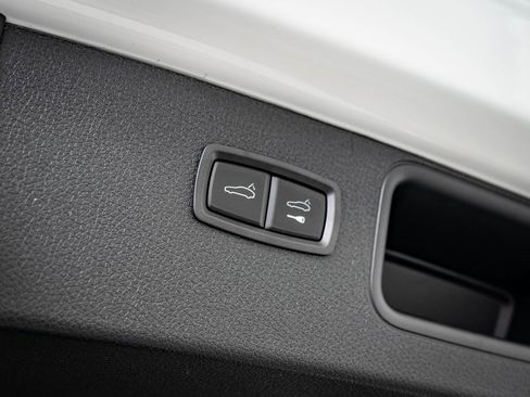 Certified 2025 Porsche Macan Turbo image 21